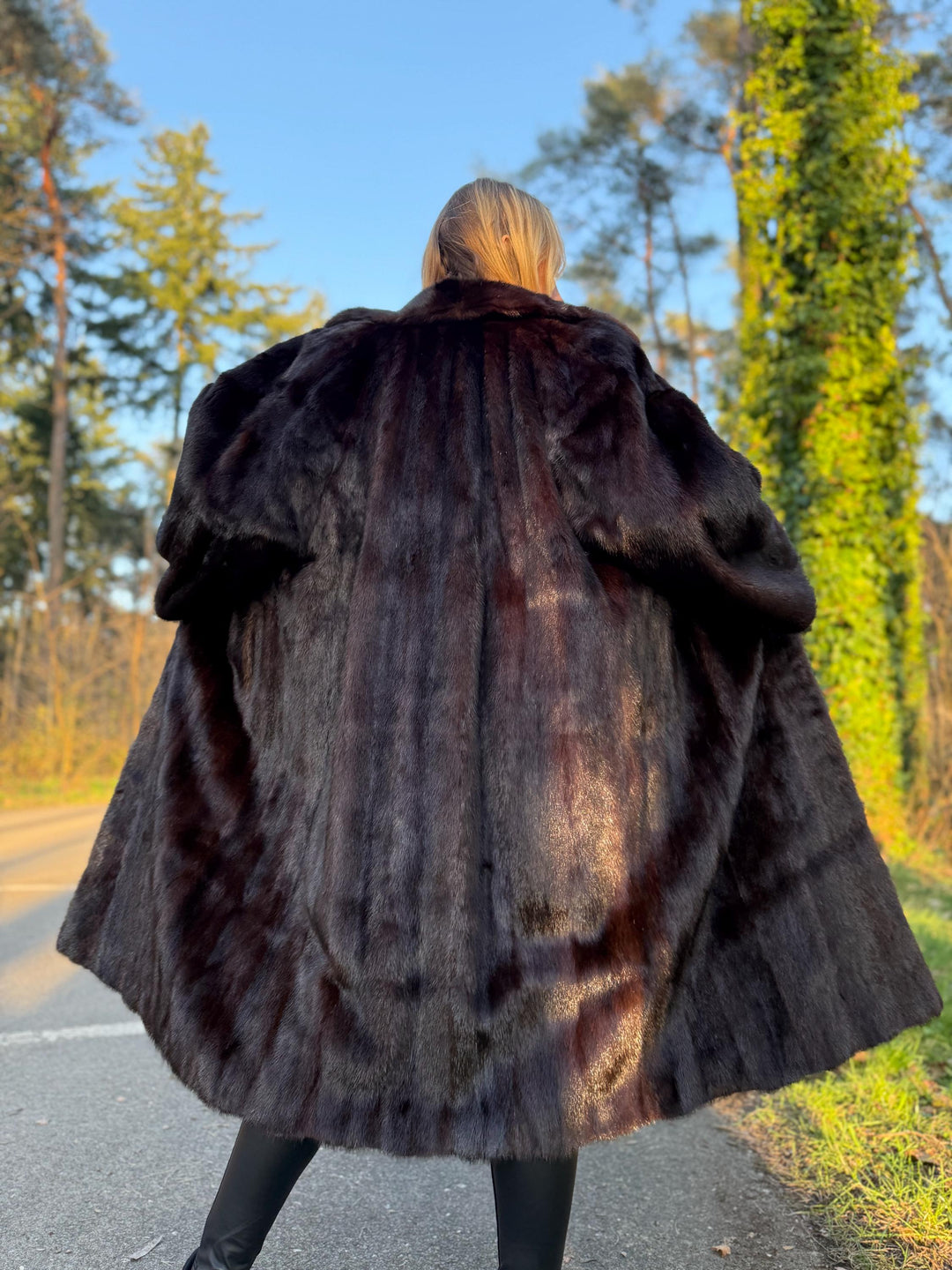 Full-Length Dark Brown Mink Fur Coat, XL/XXL Size, High-Quality Mink Fur, Soft and Luxurious, Classic Elegant Design, Perfect Fur for Winter