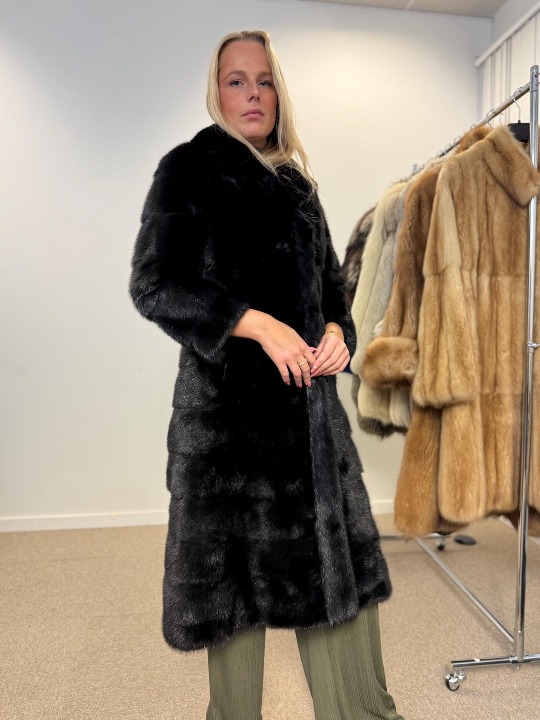 Black mink fur coat, small size mink coat, real fur coat, fur coats, mink fur coat, black mink, new mink coat, new condition, excellent s
