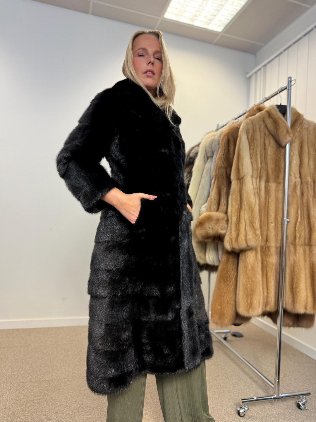 Black mink fur coat, small size mink coat, real fur coat, fur coats, mink fur coat, black mink, new mink coat, new condition, excellent s