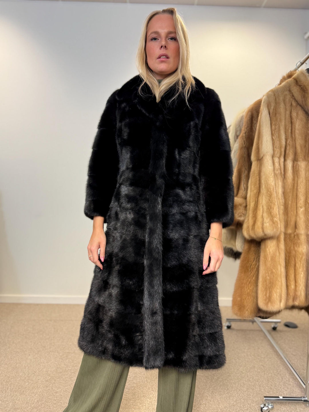 Black mink fur coat, small size mink coat, real fur coat, fur coats, mink fur coat, black mink, new mink coat, new condition, excellent s