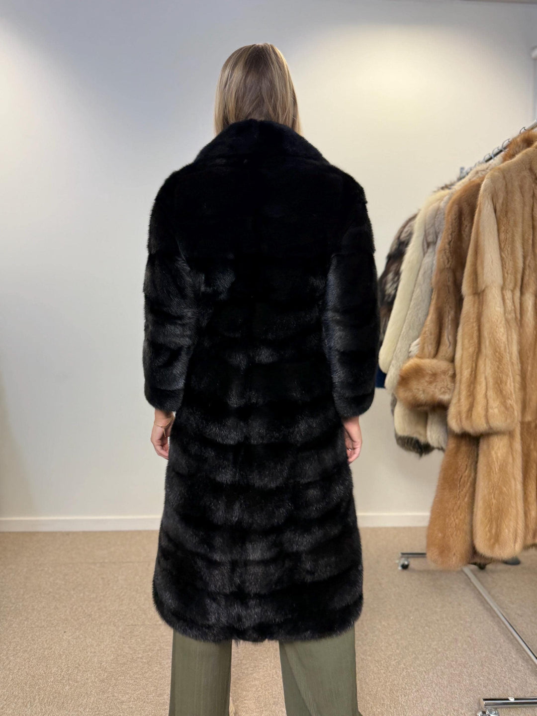 Black mink fur coat, small size mink coat, real fur coat, fur coats, mink fur coat, black mink, new mink coat, new condition, excellent s