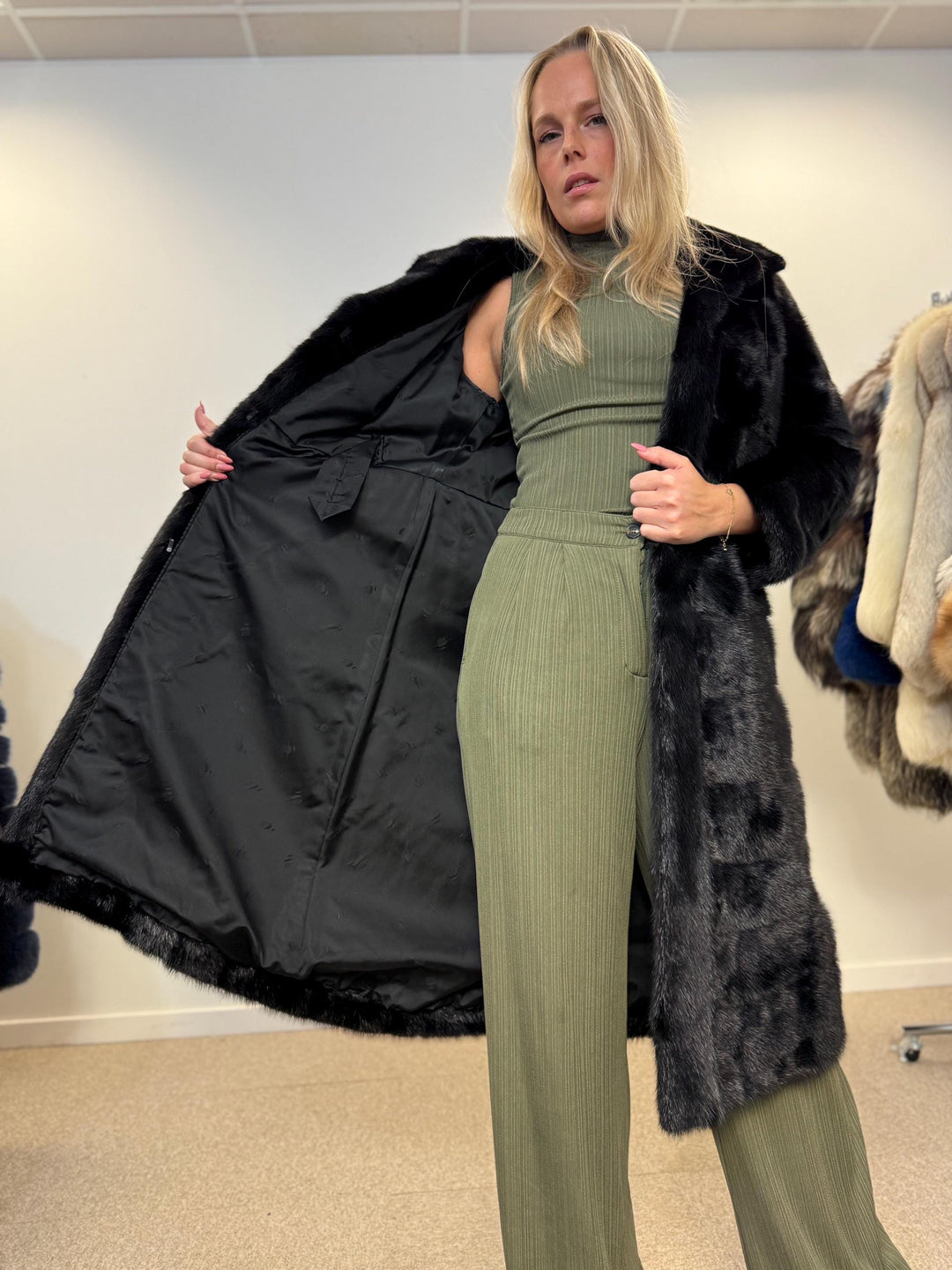 Black mink fur coat, small size mink coat, real fur coat, fur coats, mink fur coat, black mink, new mink coat, new condition, excellent s