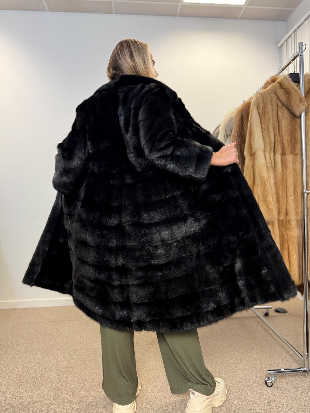 Black mink fur coat, small size mink coat, real fur coat, fur coats, mink fur coat, black mink, new mink coat, new condition, excellent s