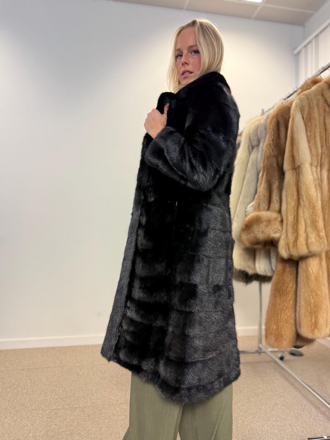 Black mink fur coat, small size mink coat, real fur coat, fur coats, mink fur coat, black mink, new mink coat, new condition, excellent s