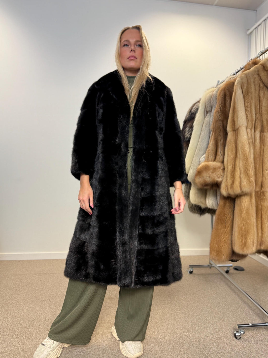 Black mink fur coat, small size mink coat, real fur coat, fur coats, mink fur coat, black mink, new mink coat, new condition, excellent s