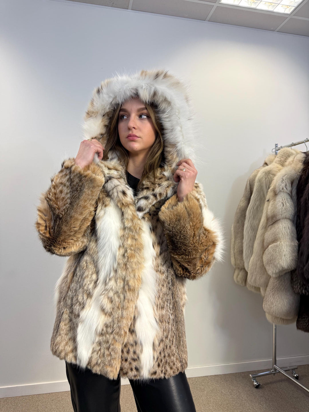 Lynx fur jacket, hooded fur jacket, medium new fur coat, real fur coat, lynx coat, excellent condition, handmade fur coat