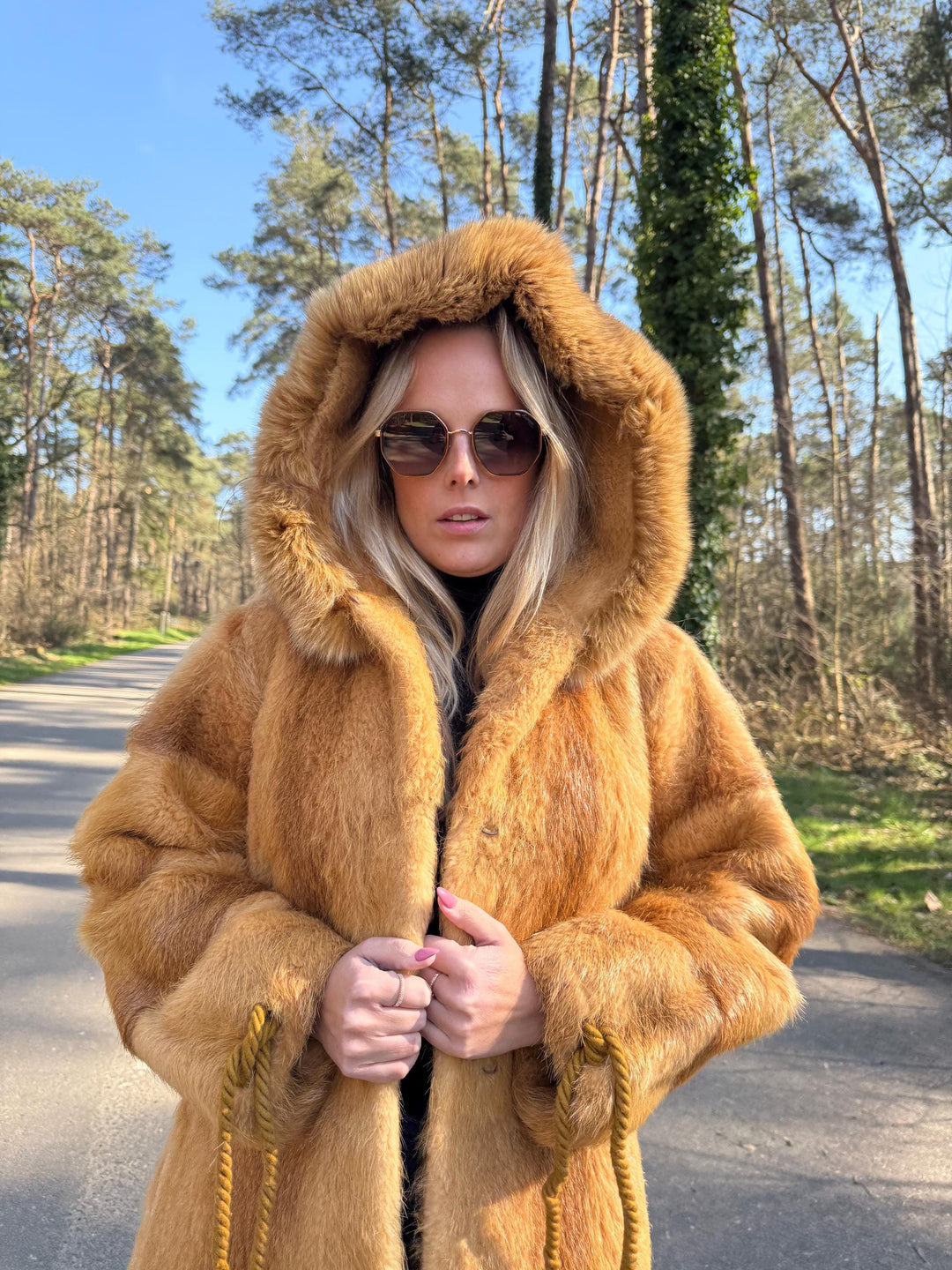 Hooded Golden Beaver Fur Coat in Medium Size, Full-Length Vintage Fur Coat, Soft and Thick Fur, Perfect Golden Lining, Luxurious and Warm