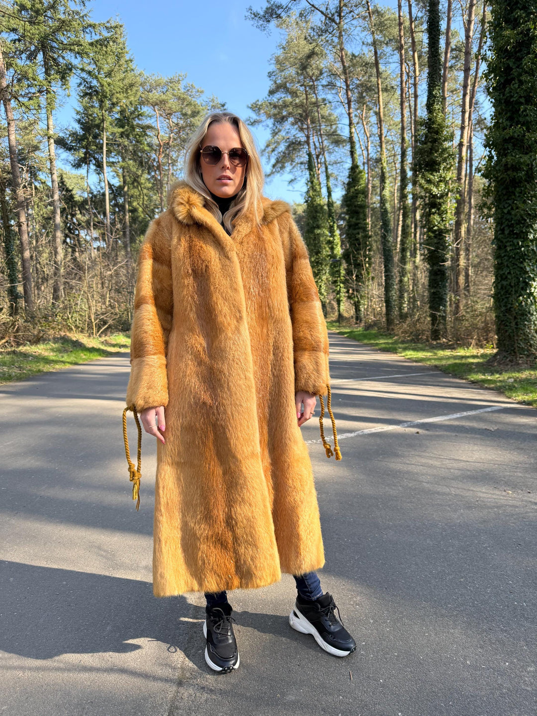 Hooded Golden Beaver Fur Coat in Medium Size, Full-Length Vintage Fur Coat, Soft and Thick Fur, Perfect Golden Lining, Luxurious and Warm