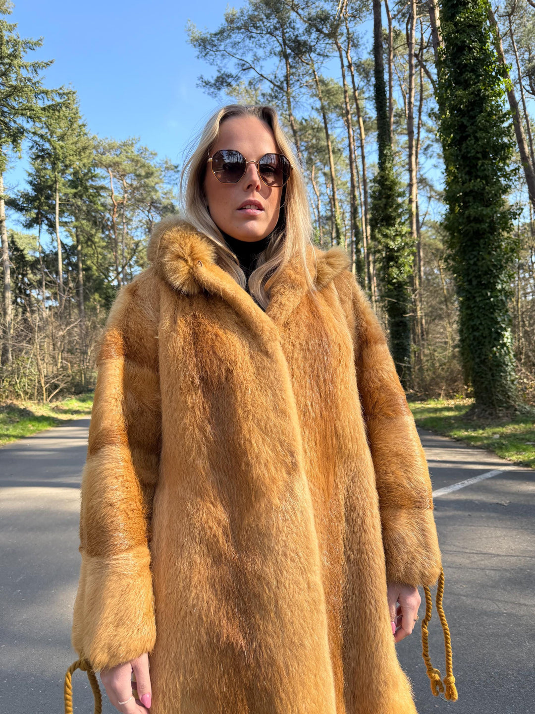 Hooded Golden Beaver Fur Coat in Medium Size, Full-Length Vintage Fur Coat, Soft and Thick Fur, Perfect Golden Lining, Luxurious and Warm