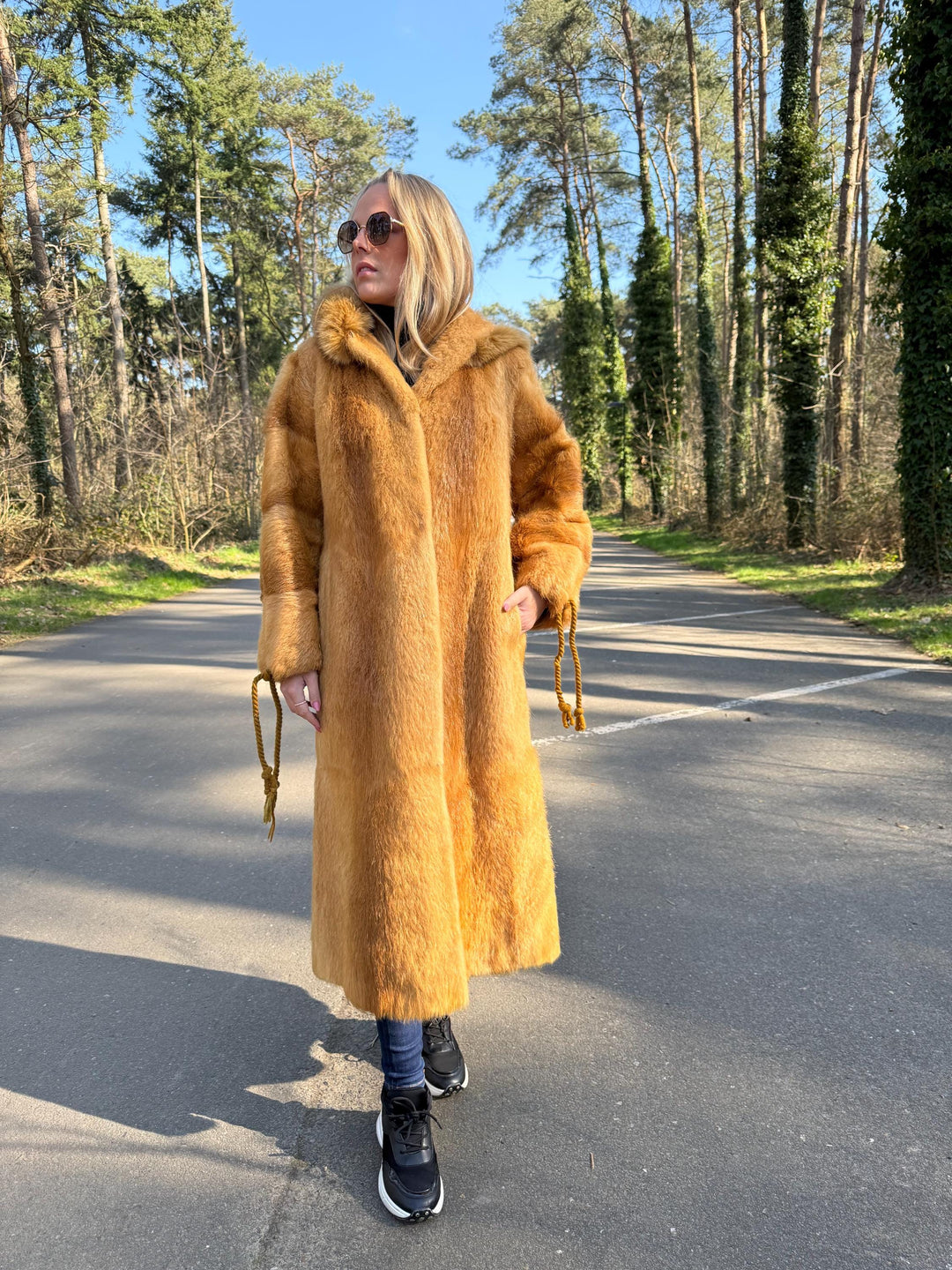 Hooded Golden Beaver Fur Coat in Medium Size, Full-Length Vintage Fur Coat, Soft and Thick Fur, Perfect Golden Lining, Luxurious and Warm