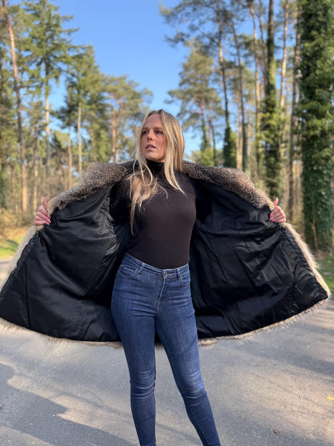 Fox Fur Jacket in L/XL Size, Gray Women's Fur Coat, Cross Fox Design, Soft and Fluffy, Elegant and Eye-Catching, Luxurious Warm Fur, Vintage
