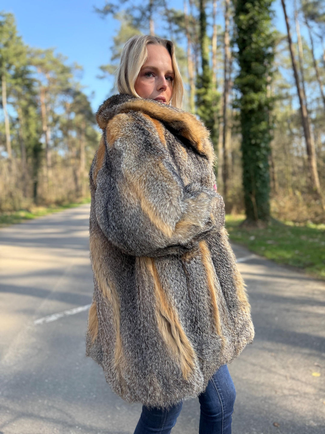 Fox Fur Jacket in L/XL Size, Gray Women's Fur Coat, Cross Fox Design, Soft and Fluffy, Elegant and Eye-Catching, Luxurious Warm Fur, Vintage