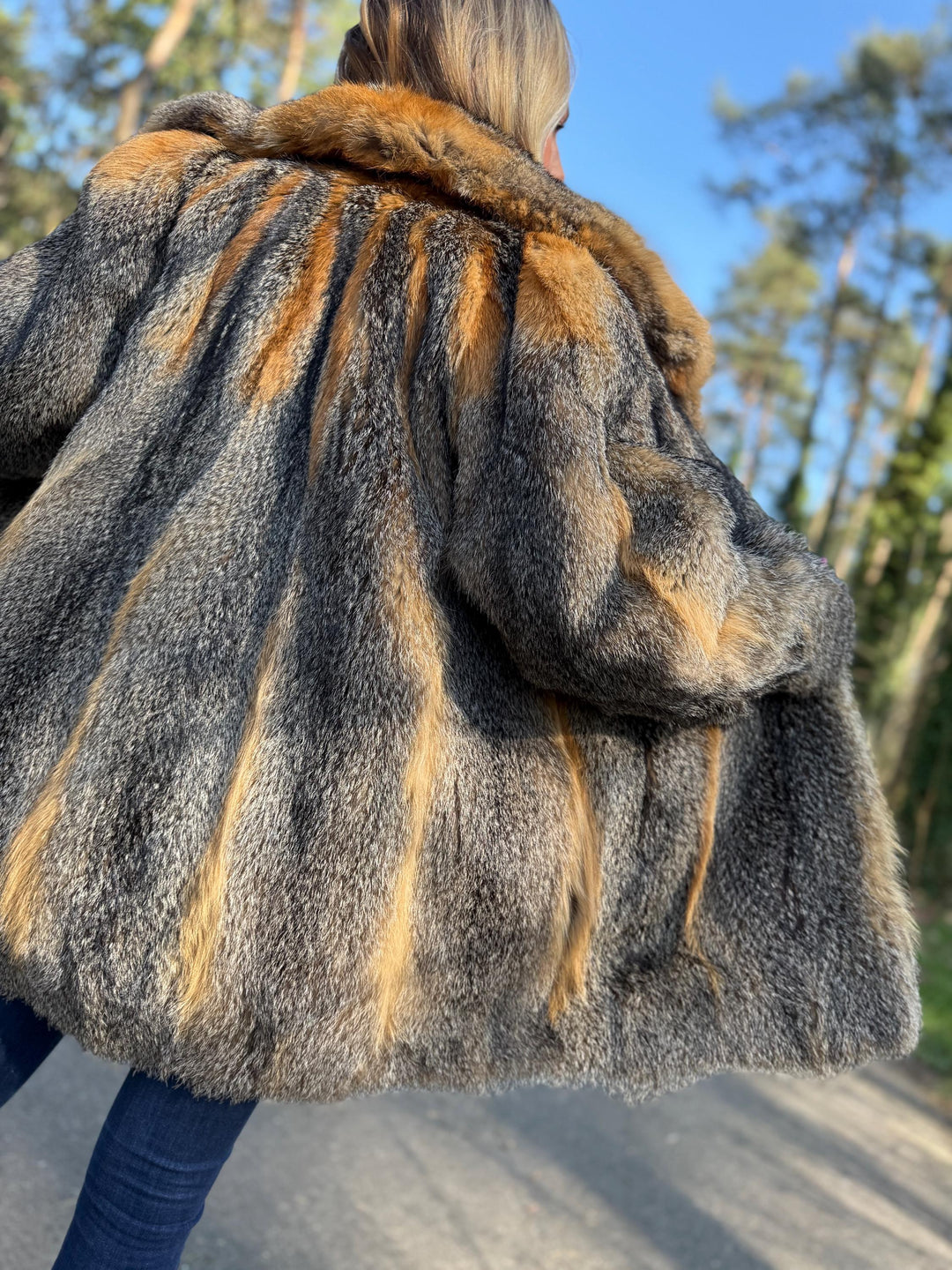 Fox Fur Jacket in L/XL Size, Gray Women's Fur Coat, Cross Fox Design, Soft and Fluffy, Elegant and Eye-Catching, Luxurious Warm Fur, Vintage