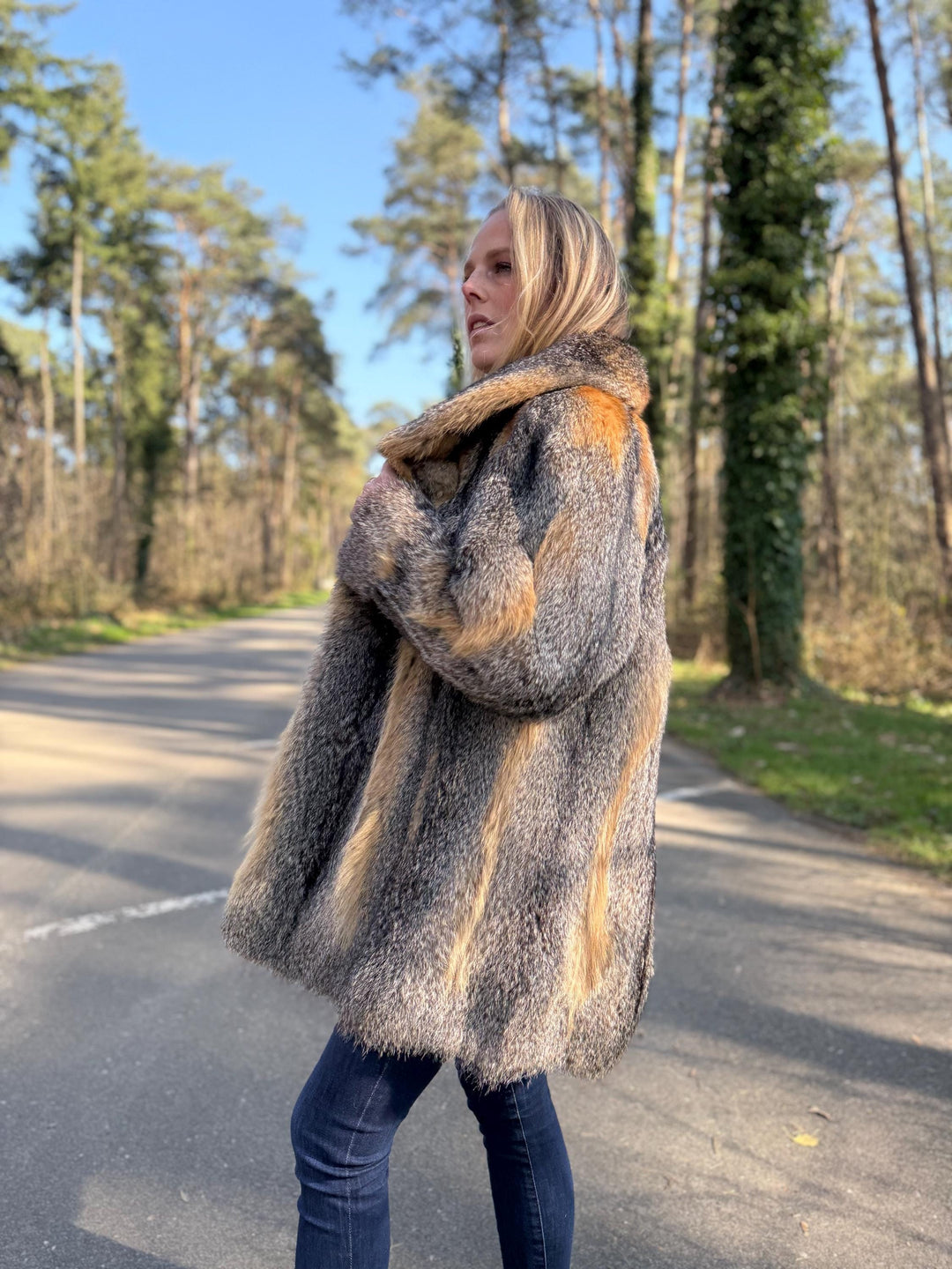 Fox Fur Jacket in L/XL Size, Gray Women's Fur Coat, Cross Fox Design, Soft and Fluffy, Elegant and Eye-Catching, Luxurious Warm Fur, Vintage