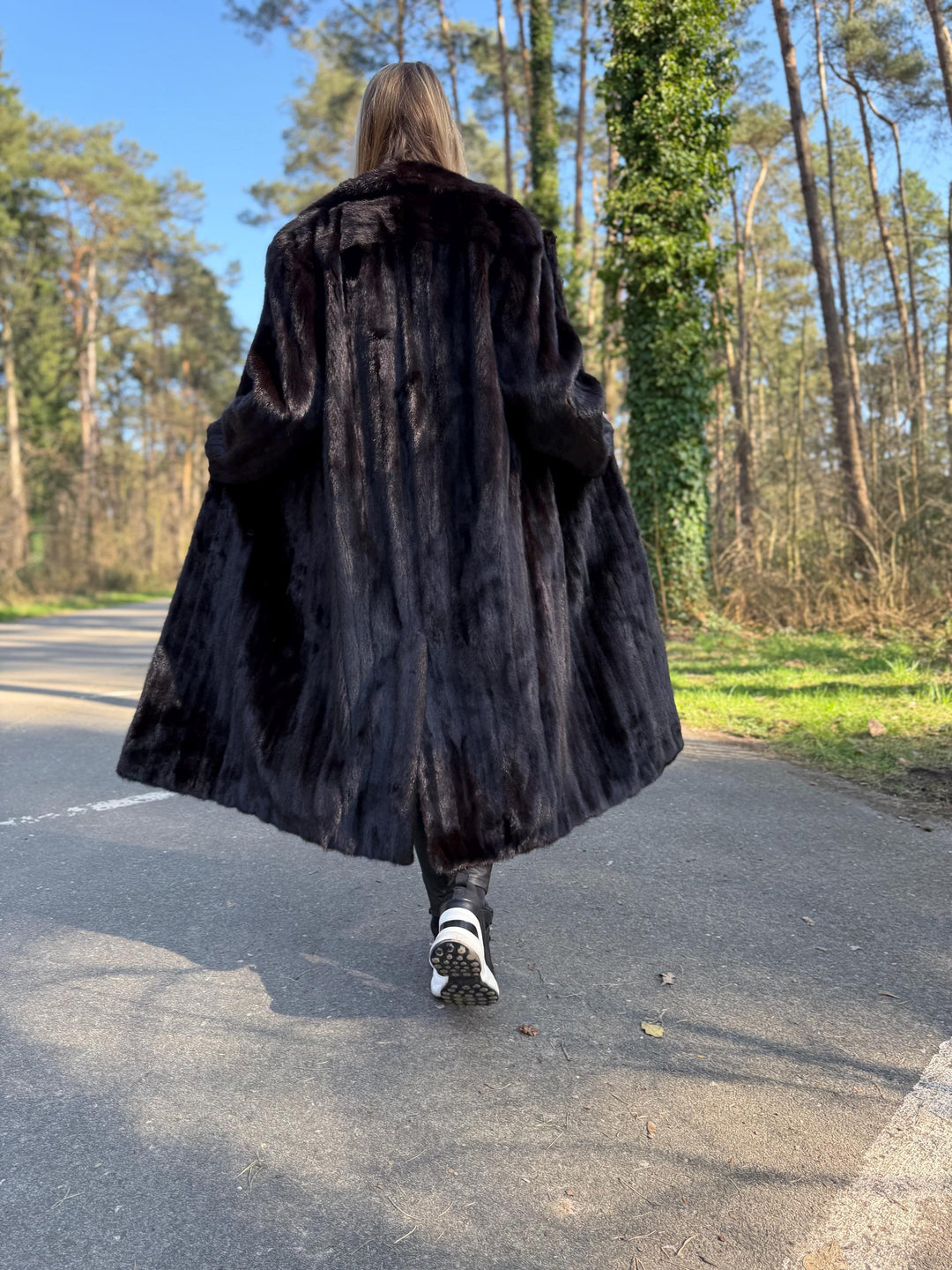 Natural Dark Brown Mink Fur Coat, Large Size, Excellent Condition, Full Length Coat, Soft Luxurious Mink, Classic Elegant Style, Warm Coat
