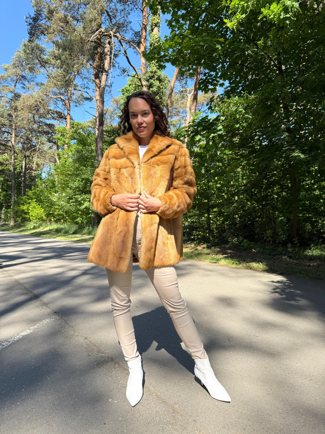 Golden Mink Fur Jacket, M/L Size, Soft and Thick Mink Fur, Luxurious and Elegant Outerwear, Genuine Mink Fur, Classic Fashion Style, Vintage