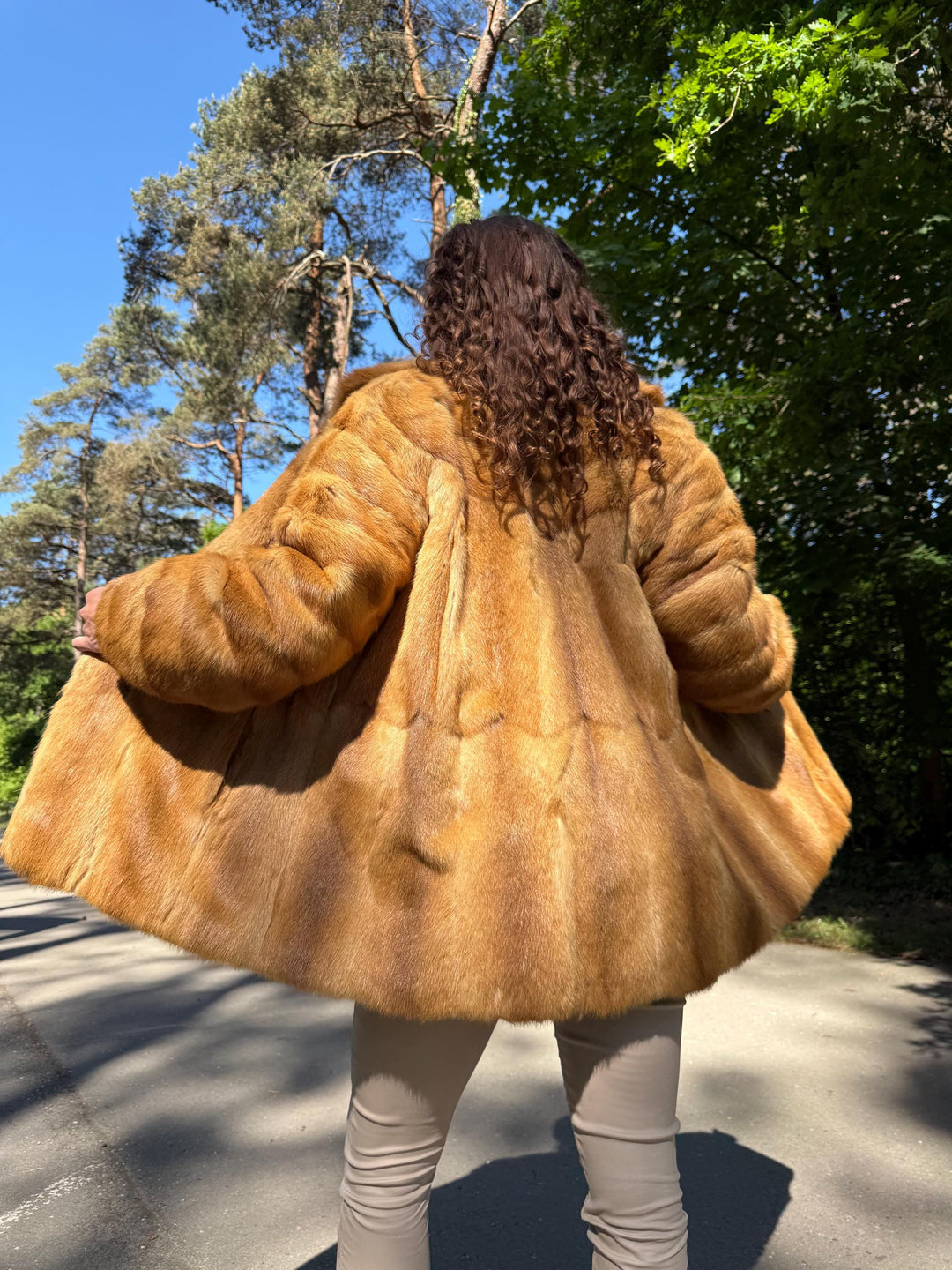 Golden Mink Fur Jacket, M/L Size, Soft and Thick Mink Fur, Luxurious and Elegant Outerwear, Genuine Mink Fur, Classic Fashion Style, Vintage