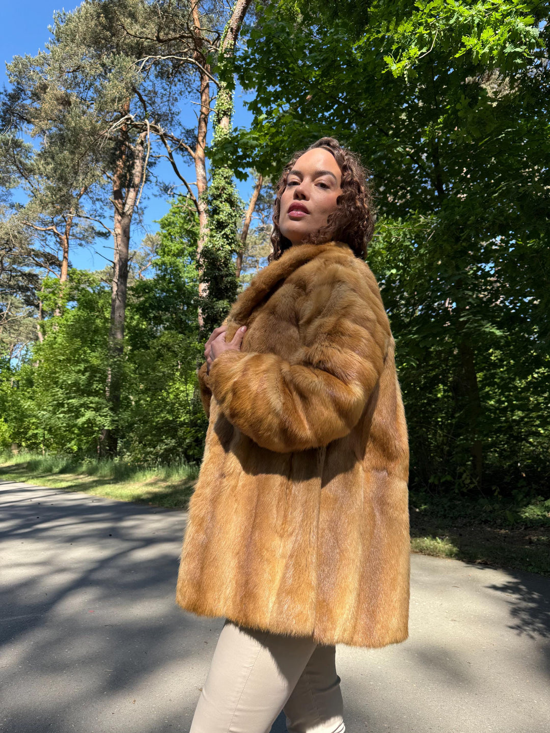 Golden Mink Fur Jacket, M/L Size, Soft and Thick Mink Fur, Luxurious and Elegant Outerwear, Genuine Mink Fur, Classic Fashion Style, Vintage