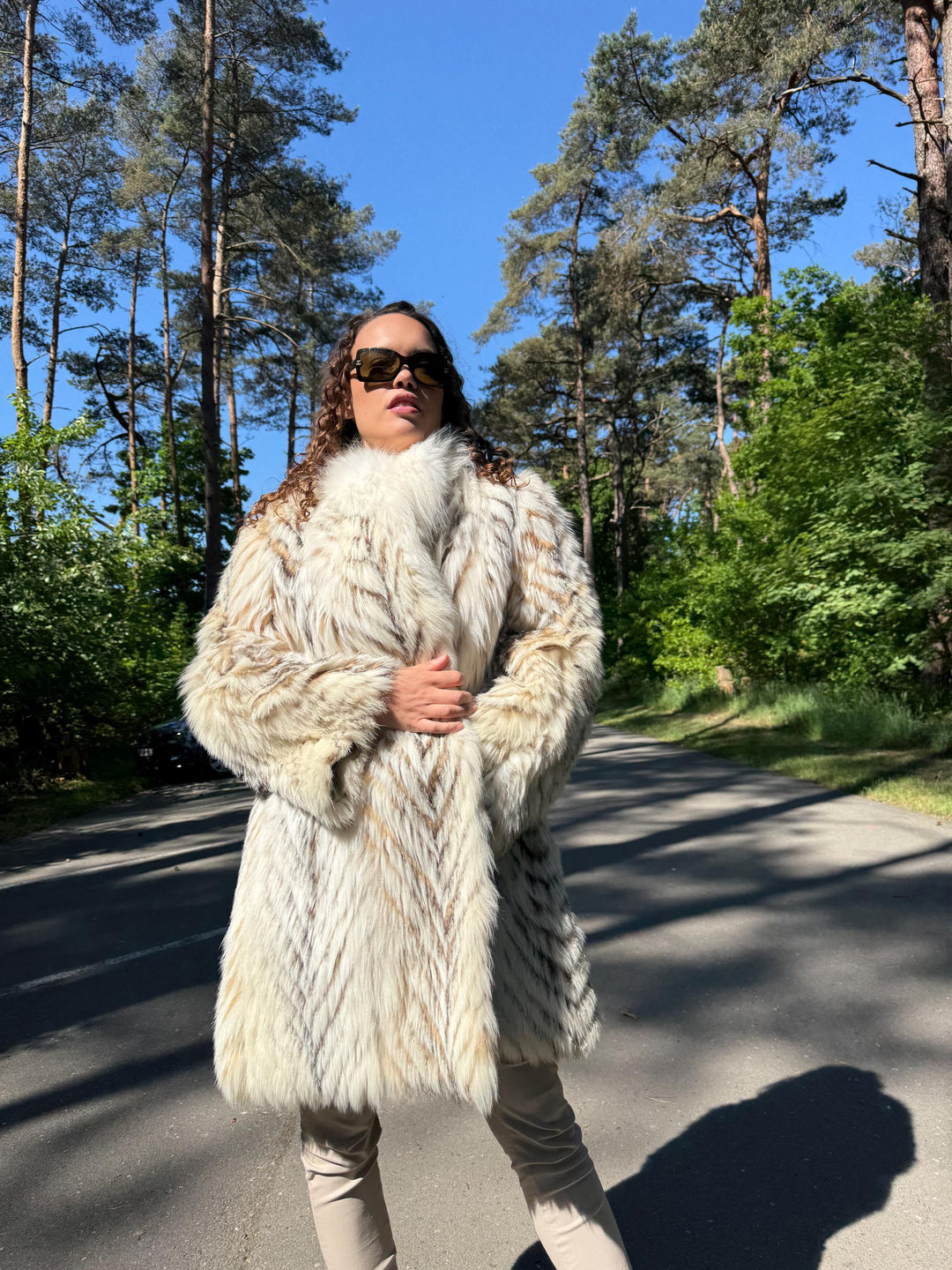 Raccoon Fox Fur Collar Jacket, L/XL Size, Real Soft & Fluffy Fur, White Vintage Style, Rare Find Design, Warm Feel, Womens Winter Fur Jacket