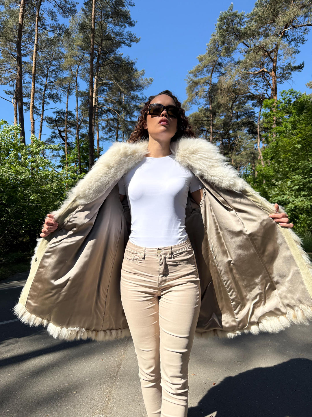 Raccoon Fox Fur Collar Jacket, L/XL Size, Real Soft & Fluffy Fur, White Vintage Style, Rare Find Design, Warm Feel, Womens Winter Fur Jacket