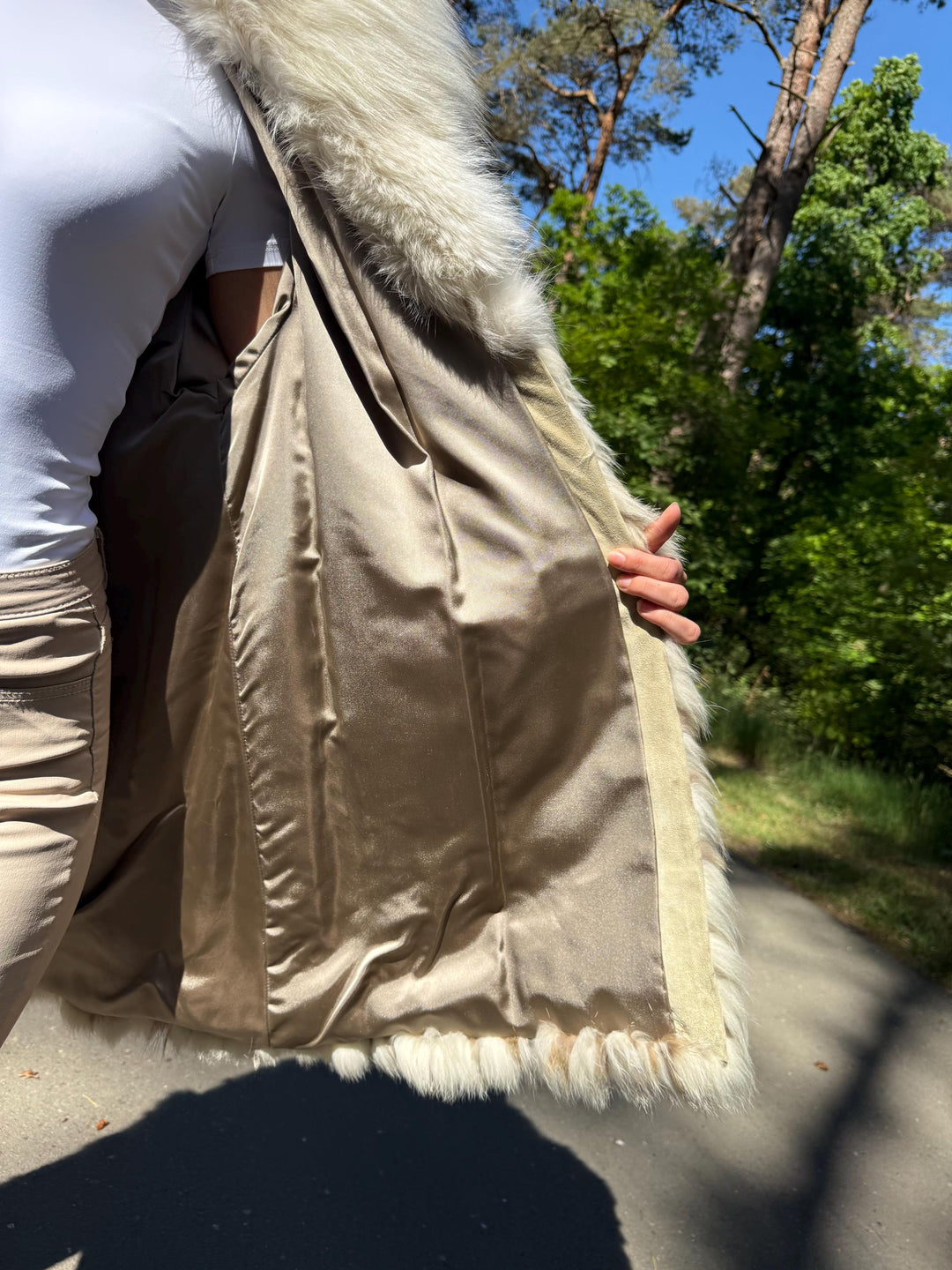 Raccoon Fox Fur Collar Jacket, L/XL Size, Real Soft & Fluffy Fur, White Vintage Style, Rare Find Design, Warm Feel, Womens Winter Fur Jacket