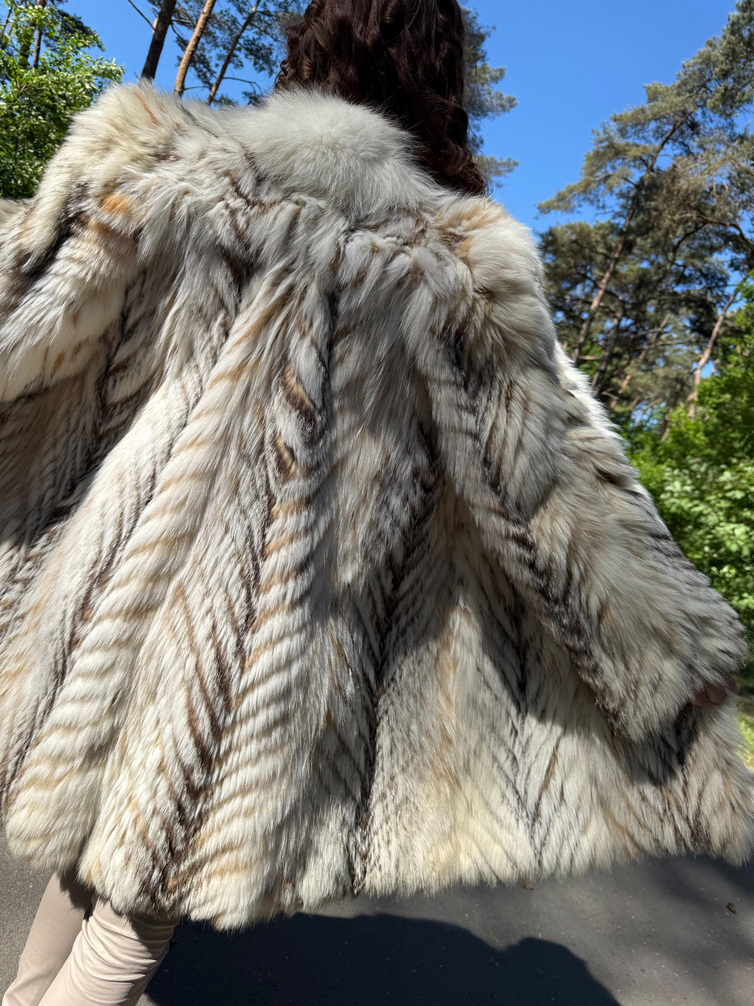 Raccoon Fox Fur Collar Jacket, L/XL Size, Real Soft & Fluffy Fur, White Vintage Style, Rare Find Design, Warm Feel, Womens Winter Fur Jacket