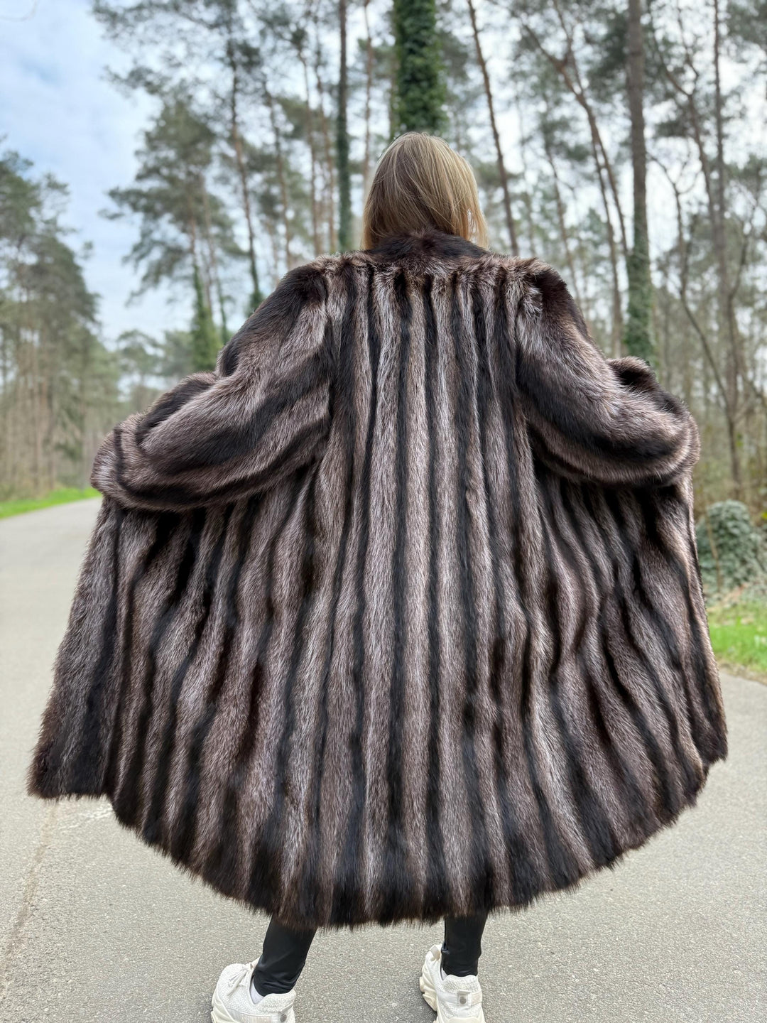 Full-Length Raccoon Fur Coat, XXL Size, Soft and Fluffy Real Fur, Eye-Catching Design, Luxurious Women's Outerwear, Rare Find Style, Raccoon