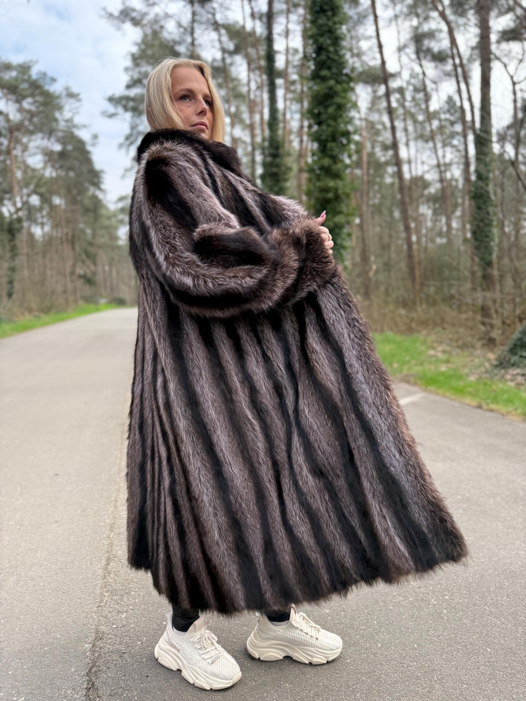 Full-Length Raccoon Fur Coat, XXL Size, Soft and Fluffy Real Fur, Eye-Catching Design, Luxurious Women's Outerwear, Rare Find Style, Raccoon