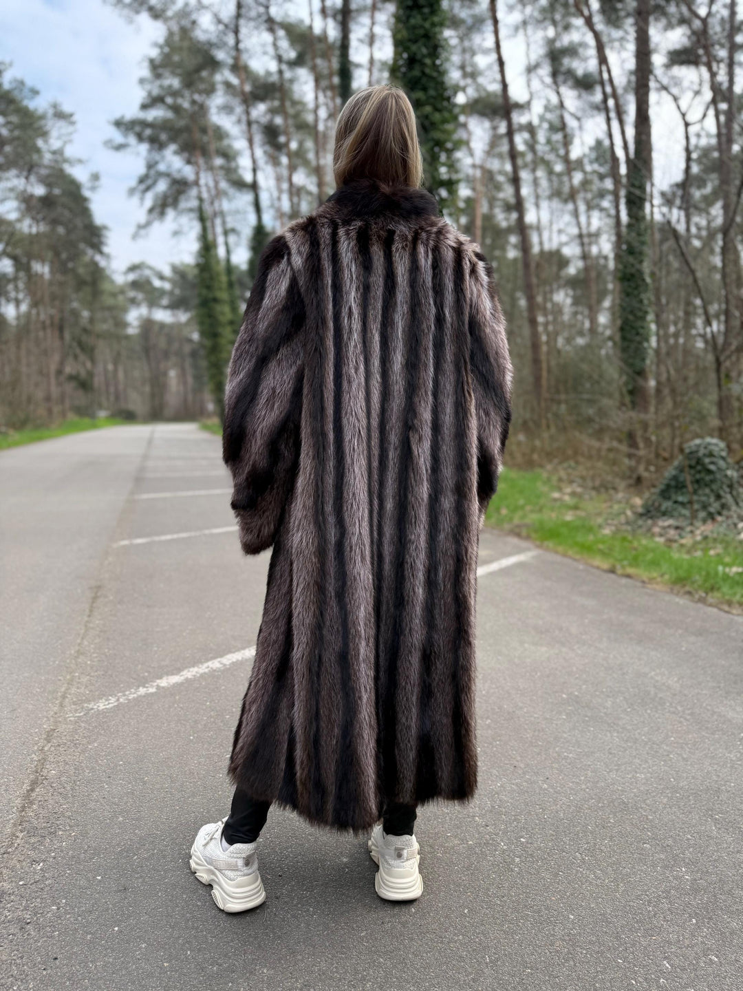 Full-Length Raccoon Fur Coat, XXL Size, Soft and Fluffy Real Fur, Eye-Catching Design, Luxurious Women's Outerwear, Rare Find Style, Raccoon
