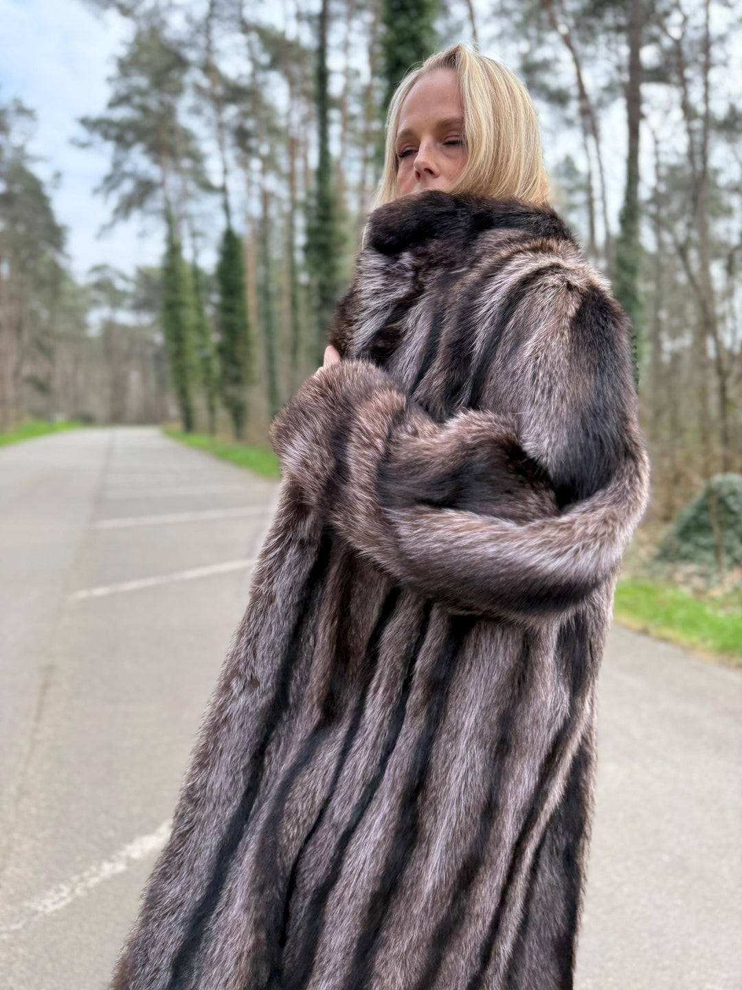 Full-Length Raccoon Fur Coat, XXL Size, Soft and Fluffy Real Fur, Eye-Catching Design, Luxurious Women's Outerwear, Rare Find Style, Raccoon