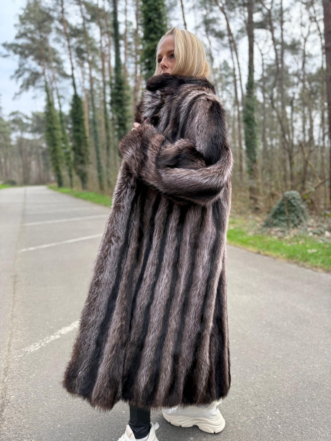 Full-Length Raccoon Fur Coat, XXL Size, Soft and Fluffy Real Fur, Eye-Catching Design, Luxurious Women's Outerwear, Rare Find Style, Raccoon