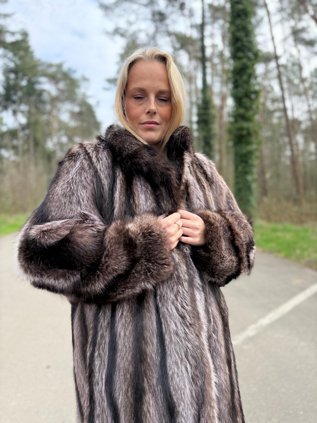 Full-Length Raccoon Fur Coat, XXL Size, Soft and Fluffy Real Fur, Eye-Catching Design, Luxurious Women's Outerwear, Rare Find Style, Raccoon