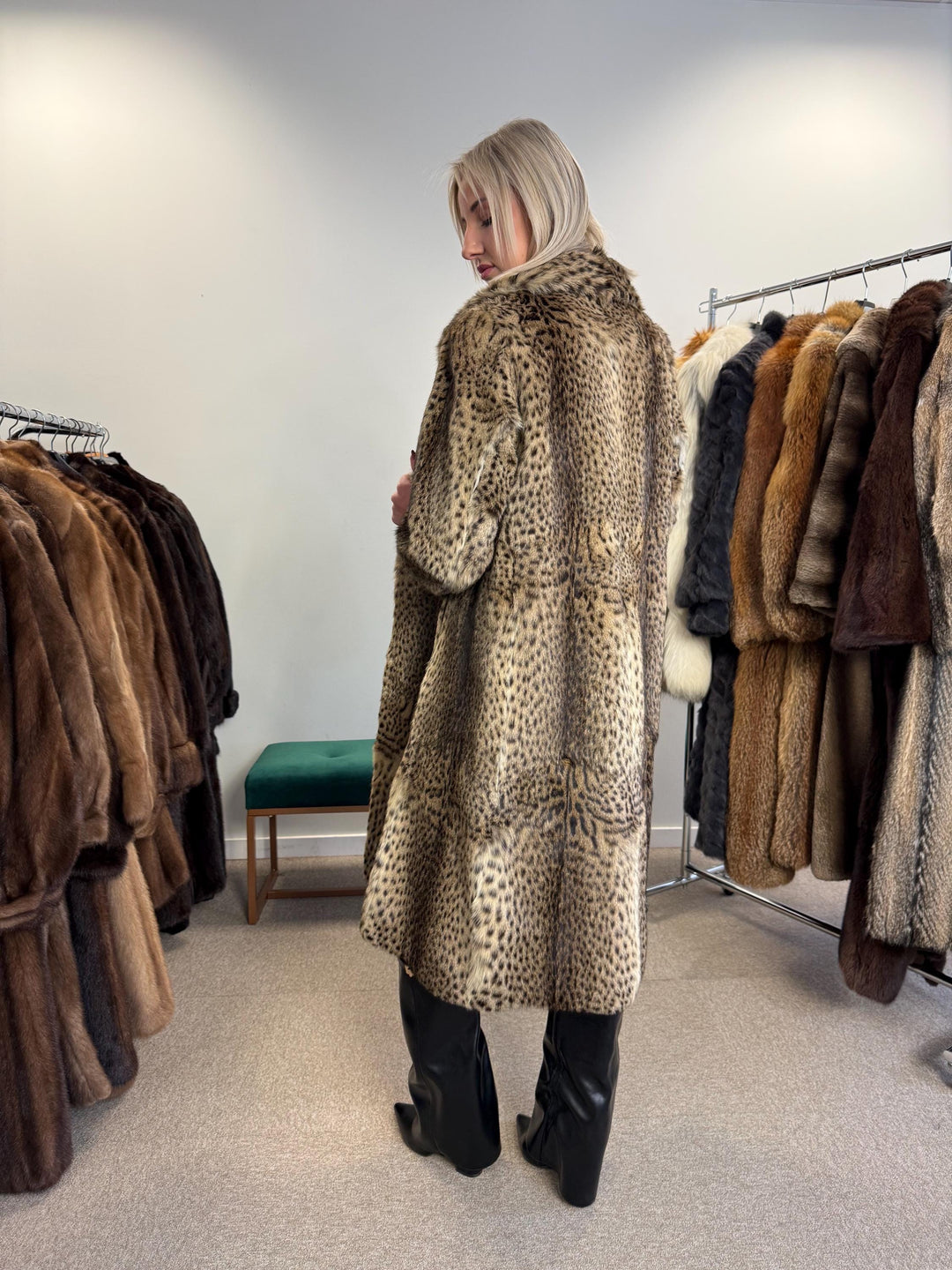 Lynx Fur Coat - Luxurious and Elegant, Medium Size, Real Fur Coat for a Sophisticated Look, Womens Fur Coat, Real Lynx Fur Coat, Vintage Fur