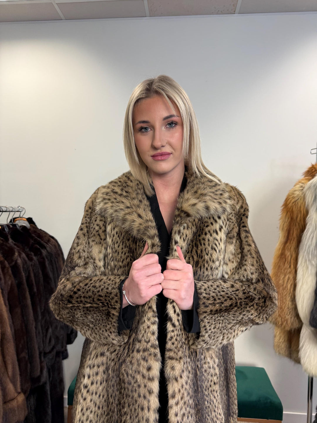 Lynx Fur Coat - Luxurious and Elegant, Medium Size, Real Fur Coat for a Sophisticated Look, Womens Fur Coat, Real Lynx Fur Coat, Vintage Fur