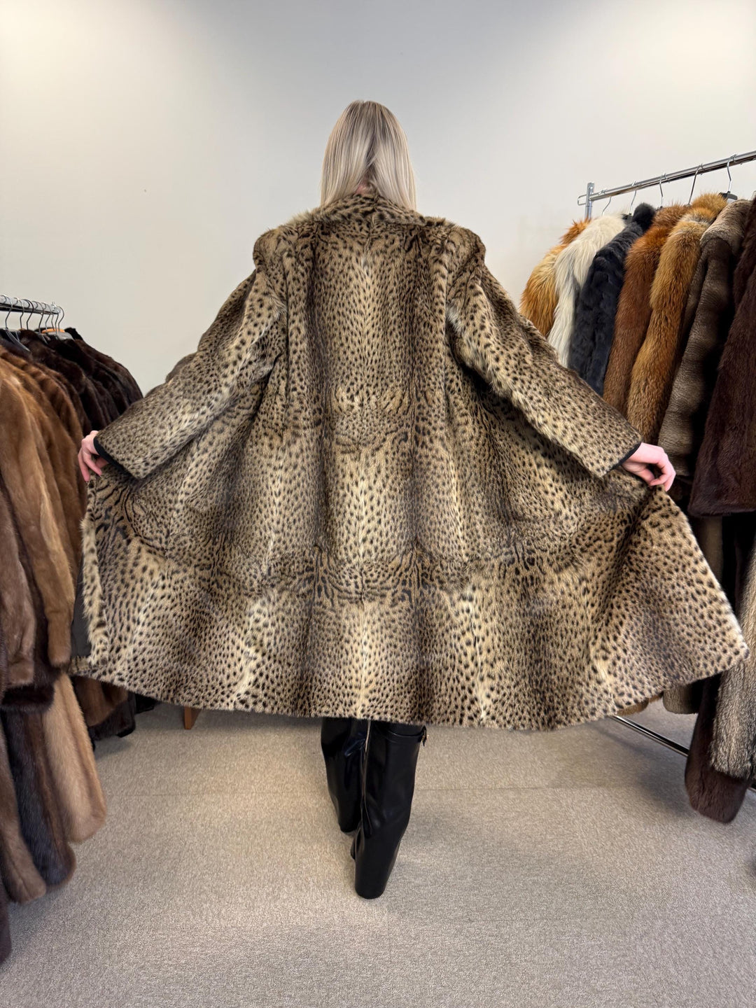 Lynx Fur Coat - Luxurious and Elegant, Medium Size, Real Fur Coat for a Sophisticated Look, Womens Fur Coat, Real Lynx Fur Coat, Vintage Fur