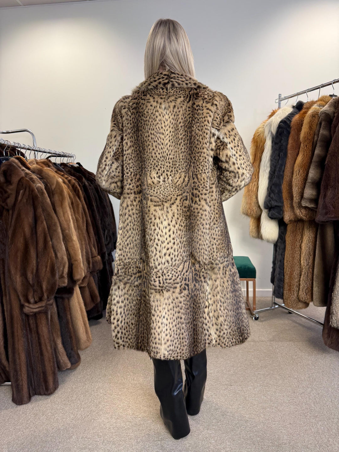 Lynx Fur Coat - Luxurious and Elegant, Medium Size, Real Fur Coat for a Sophisticated Look, Womens Fur Coat, Real Lynx Fur Coat, Vintage Fur