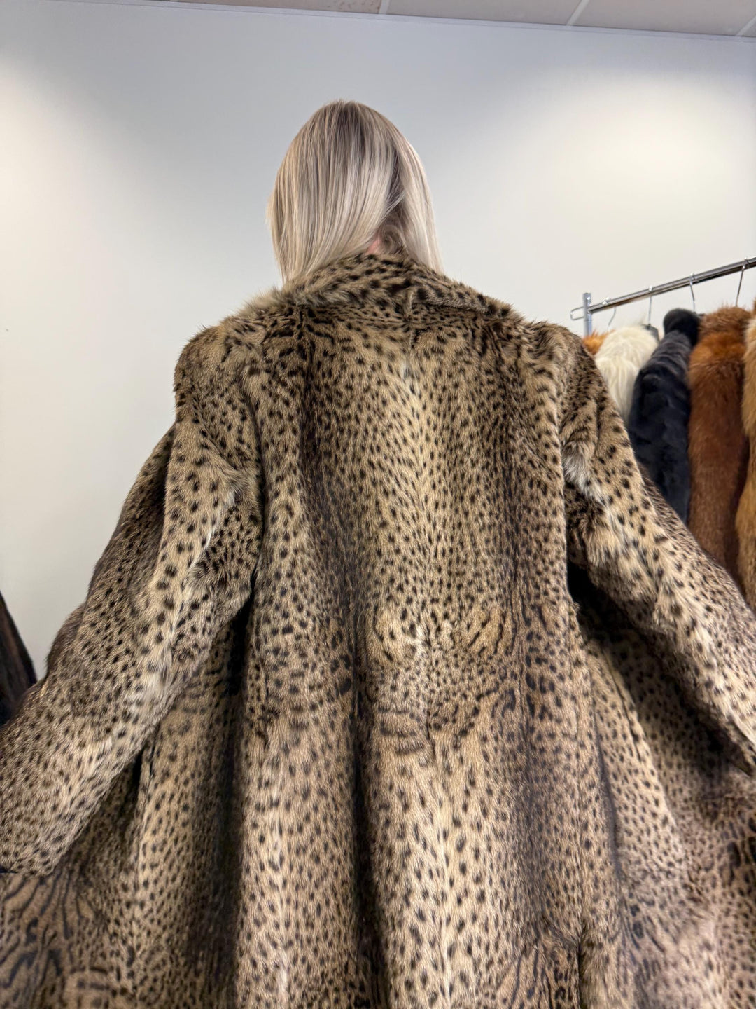 Lynx Fur Coat - Luxurious and Elegant, Medium Size, Real Fur Coat for a Sophisticated Look, Womens Fur Coat, Real Lynx Fur Coat, Vintage Fur
