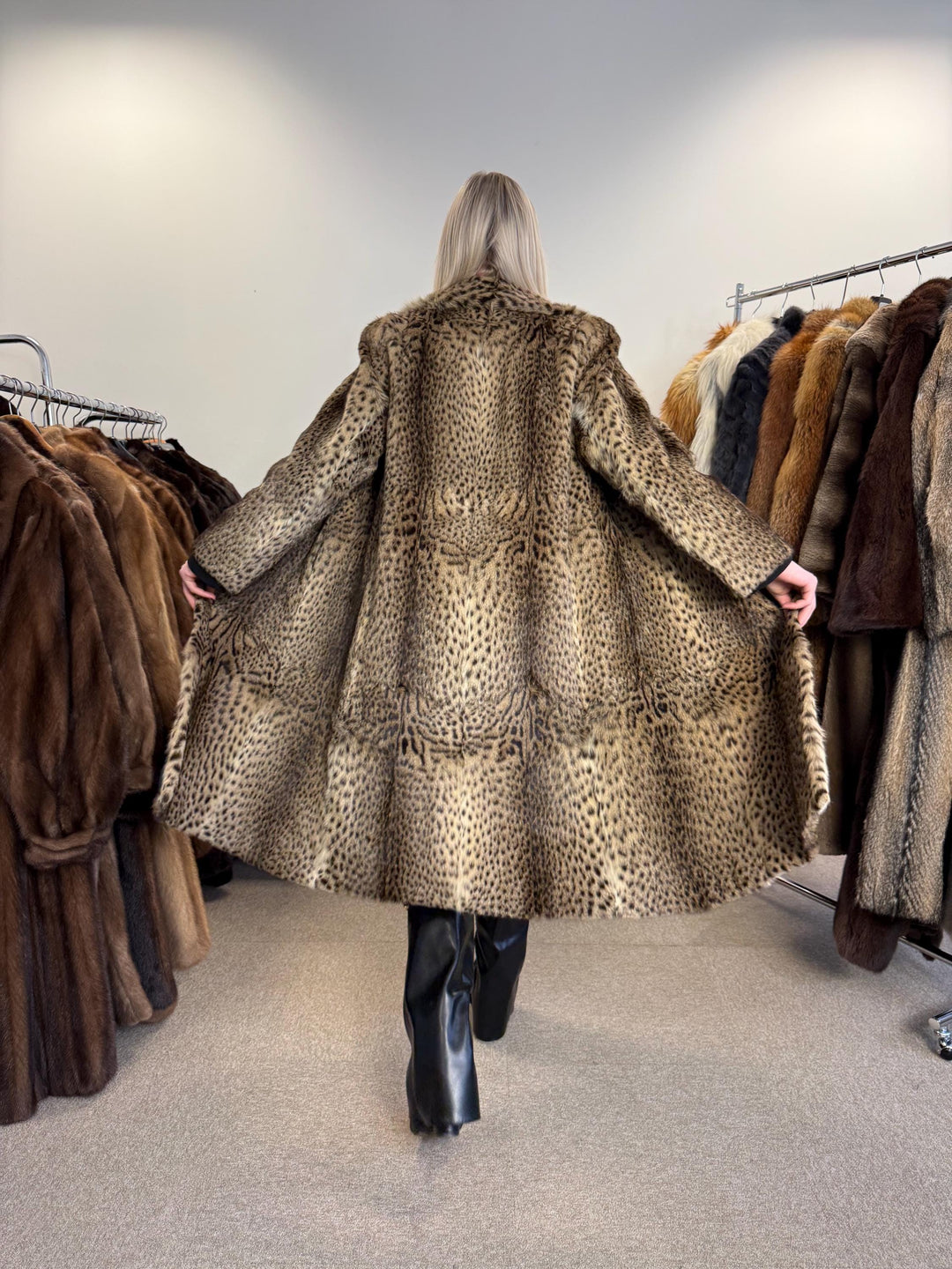 Lynx Fur Coat - Luxurious and Elegant, Medium Size, Real Fur Coat for a Sophisticated Look, Womens Fur Coat, Real Lynx Fur Coat, Vintage Fur