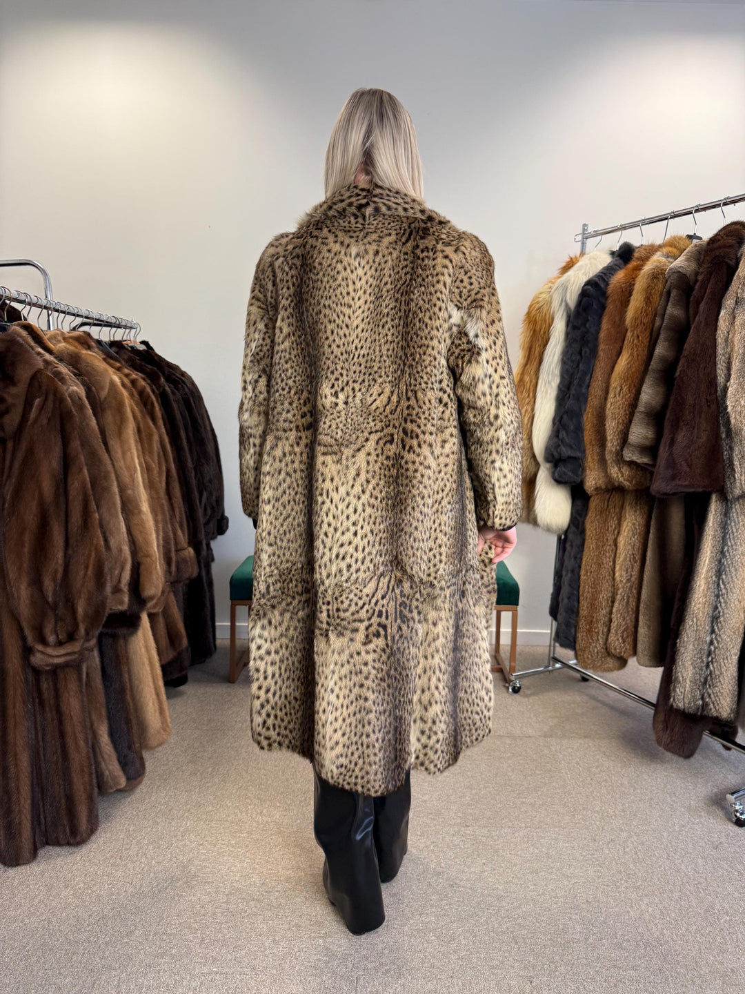 Lynx Fur Coat - Luxurious and Elegant, Medium Size, Real Fur Coat for a Sophisticated Look, Womens Fur Coat, Real Lynx Fur Coat, Vintage Fur