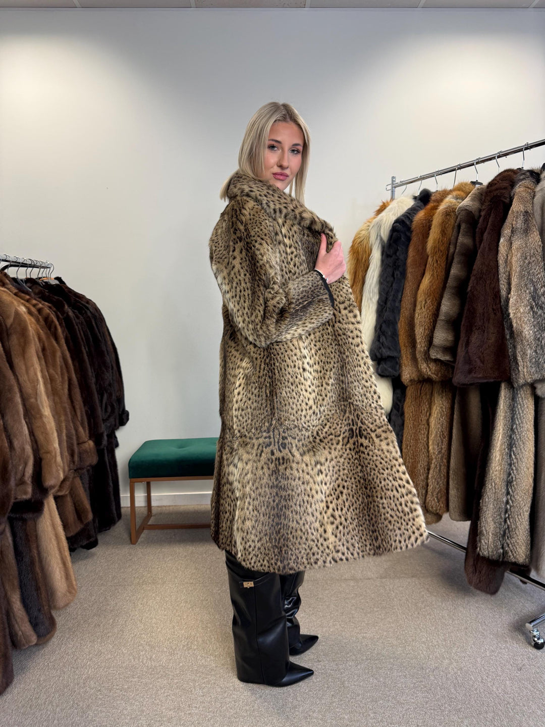 Lynx Fur Coat - Luxurious and Elegant, Medium Size, Real Fur Coat for a Sophisticated Look, Womens Fur Coat, Real Lynx Fur Coat, Vintage Fur