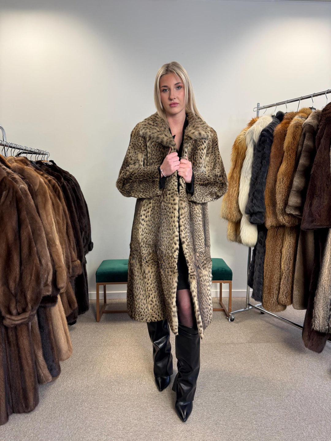 Lynx Fur Coat - Luxurious and Elegant, Medium Size, Real Fur Coat for a Sophisticated Look, Womens Fur Coat, Real Lynx Fur Coat, Vintage Fur