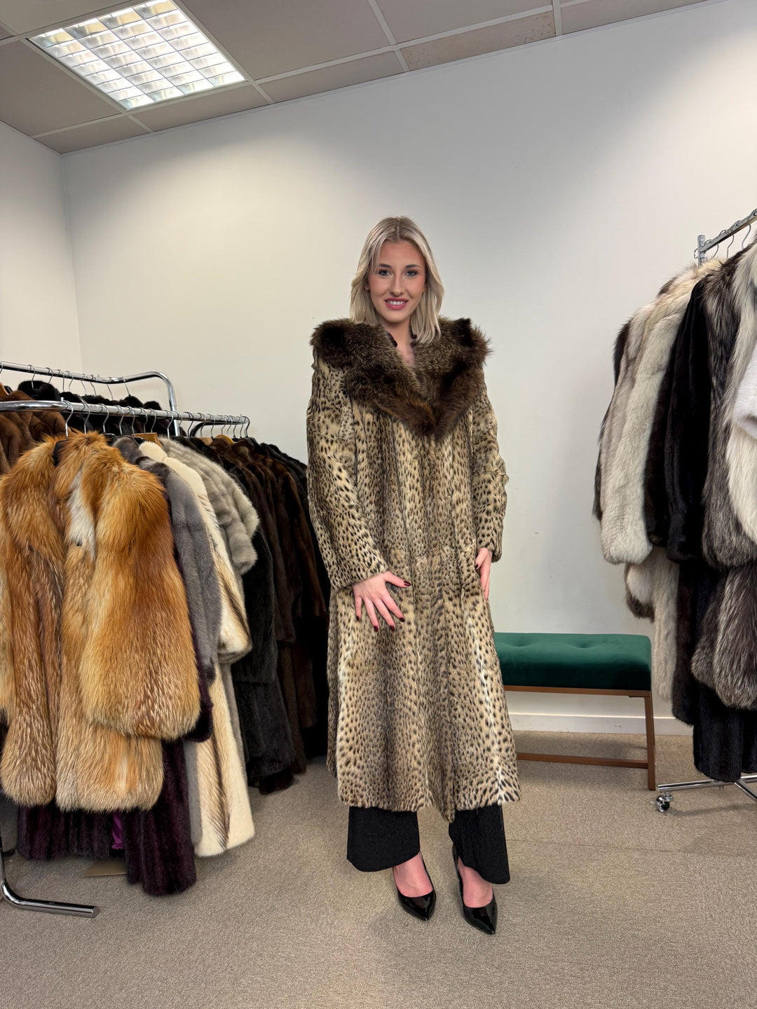 Lynx Fur Coat - Luxurious and Elegant, Medium Size, Real Fur Coat for a Sophisticated Look, Womens Fur Coat, Real Lynx Fur Coat, Vintage Fur