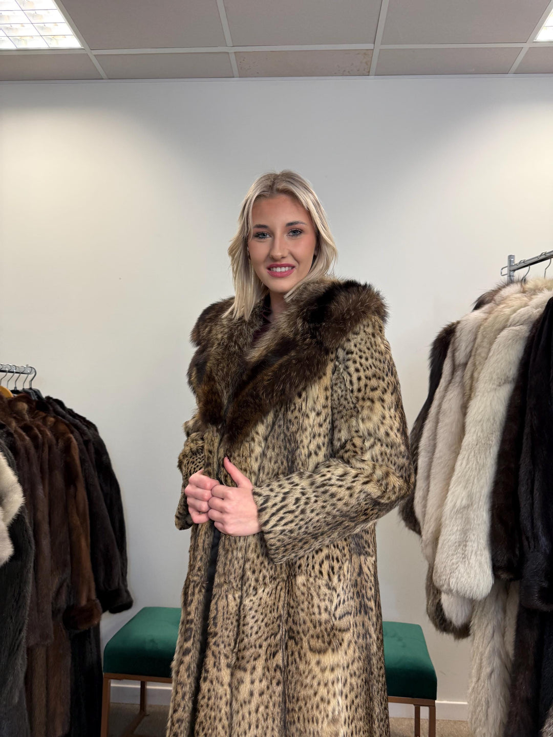 Lynx Fur Coat - Luxurious and Elegant, Medium Size, Real Fur Coat for a Sophisticated Look, Womens Fur Coat, Real Lynx Fur Coat, Vintage Fur