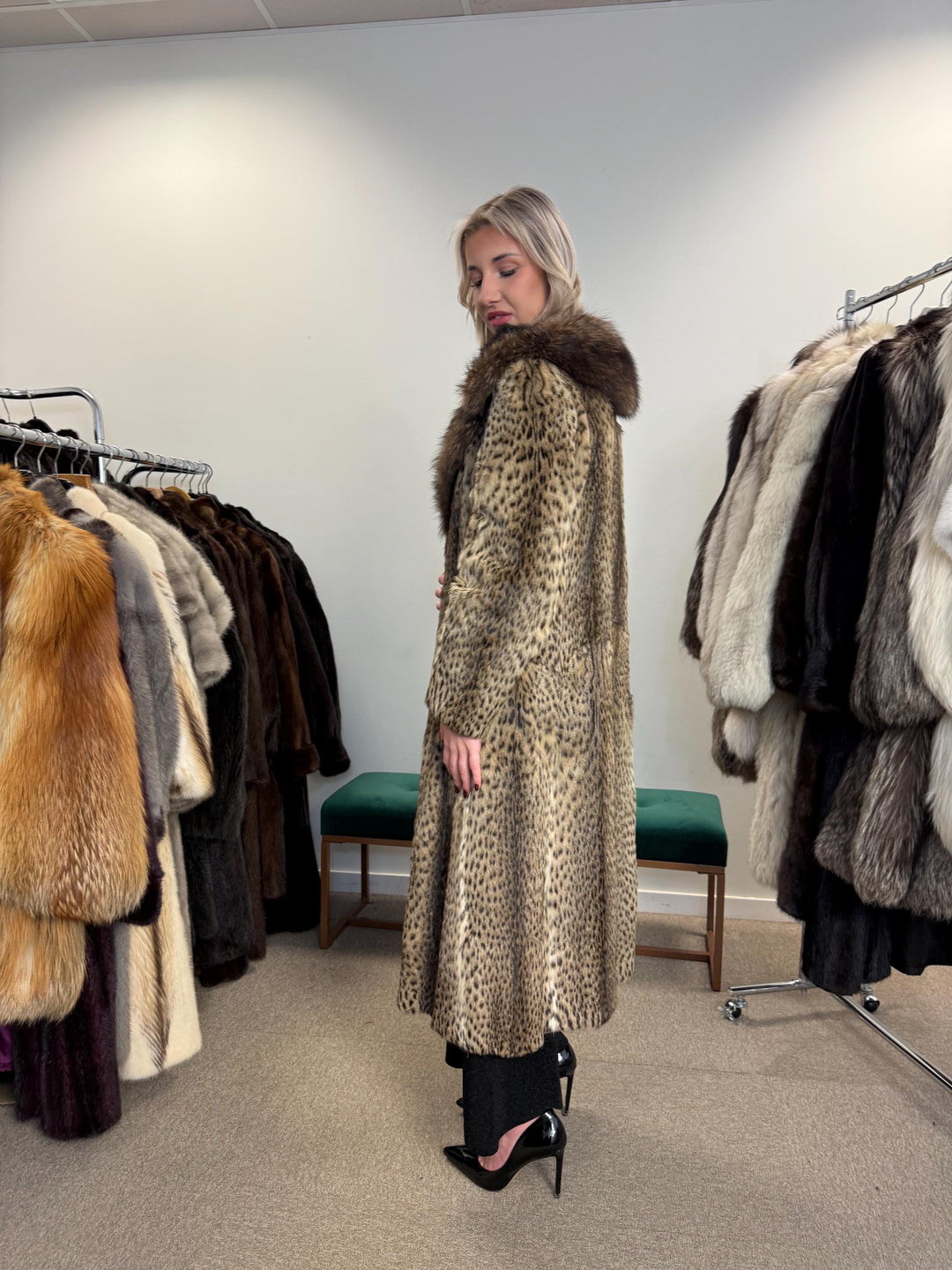 Lynx Fur Coat - Luxurious and Elegant, Medium Size, Real Fur Coat for a Sophisticated Look, Womens Fur Coat, Real Lynx Fur Coat, Vintage Fur