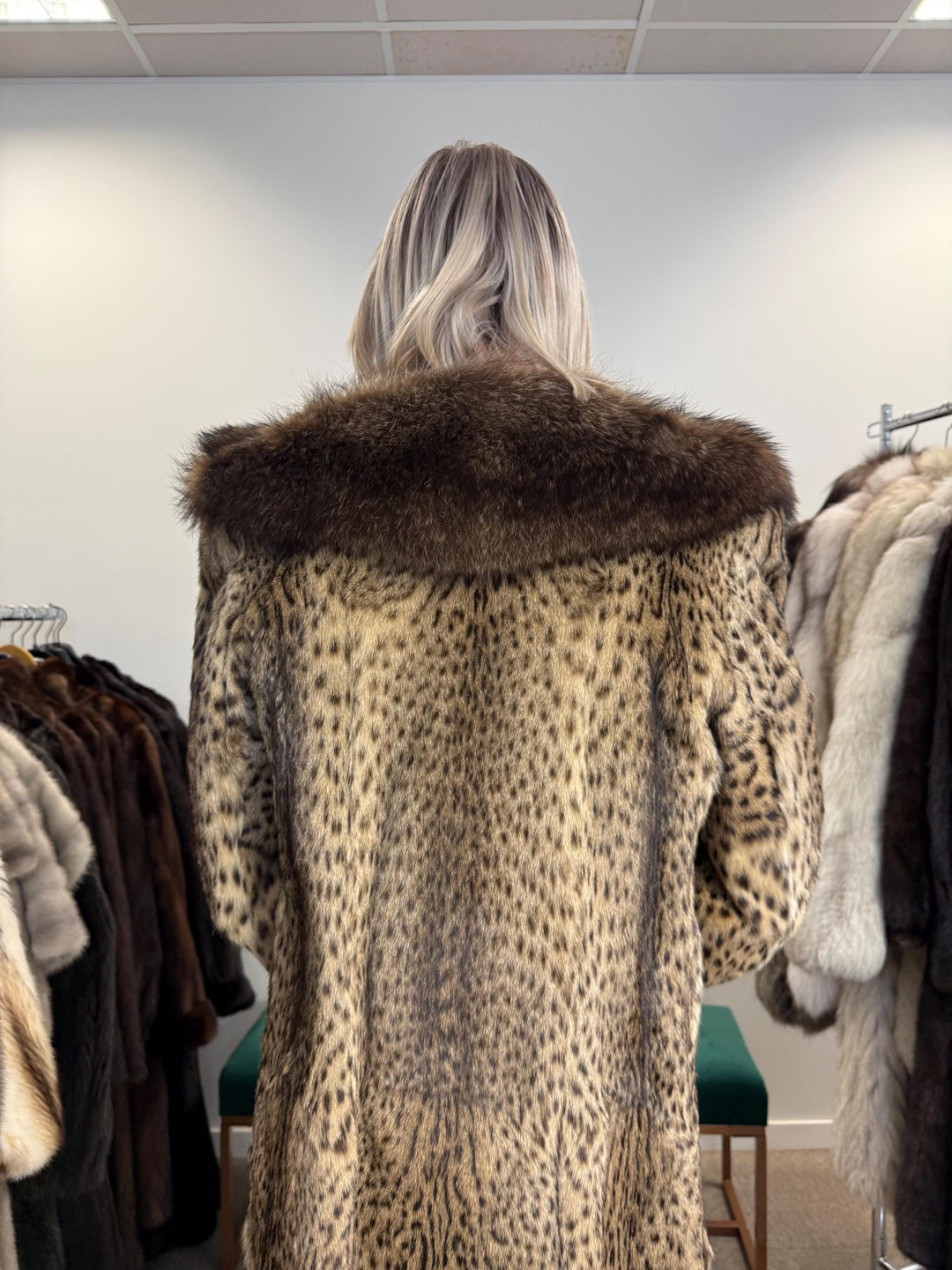 Lynx Fur Coat - Luxurious and Elegant, Medium Size, Real Fur Coat for a Sophisticated Look, Womens Fur Coat, Real Lynx Fur Coat, Vintage Fur