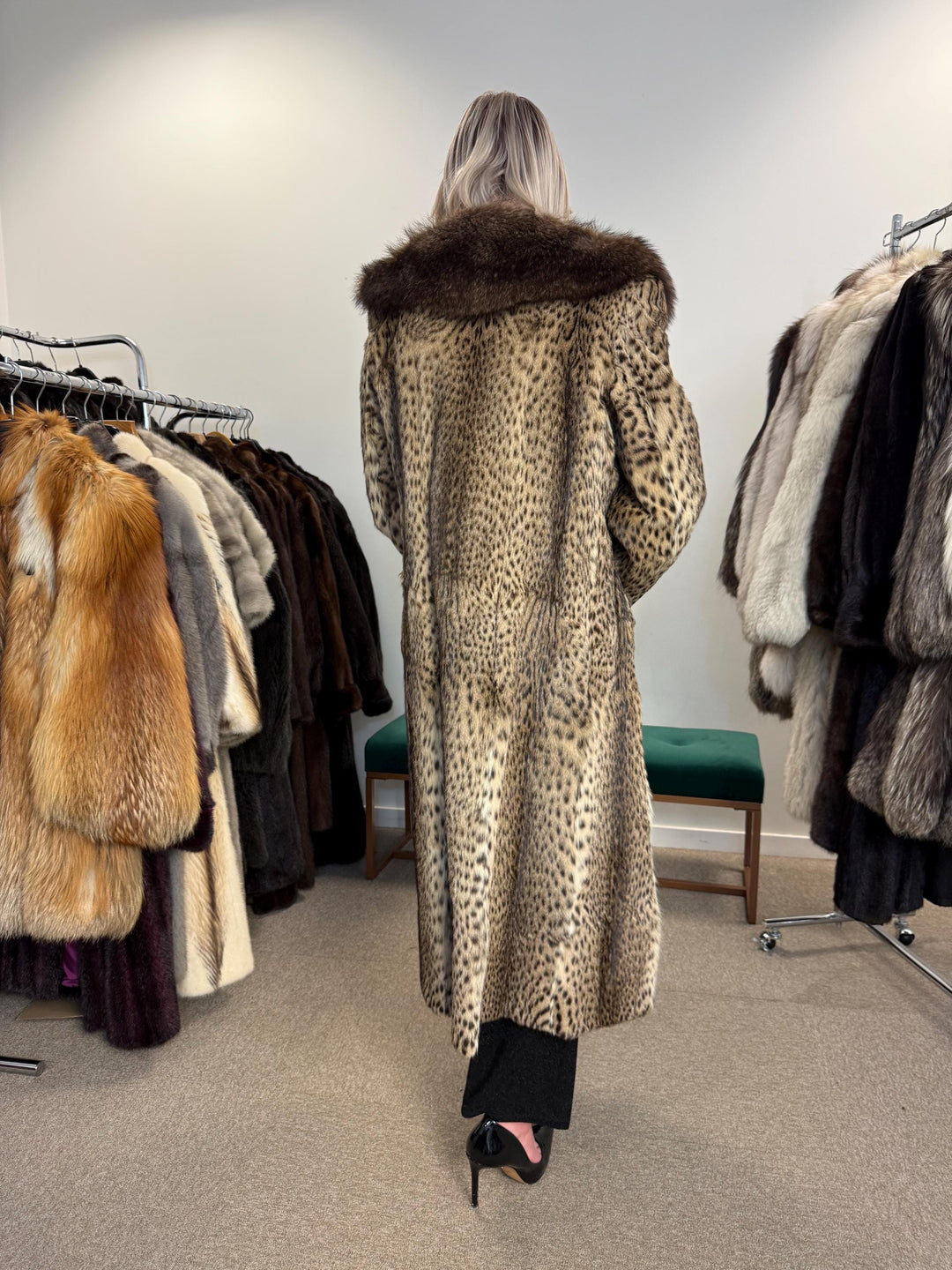 Lynx Fur Coat - Luxurious and Elegant, Medium Size, Real Fur Coat for a Sophisticated Look, Womens Fur Coat, Real Lynx Fur Coat, Vintage Fur