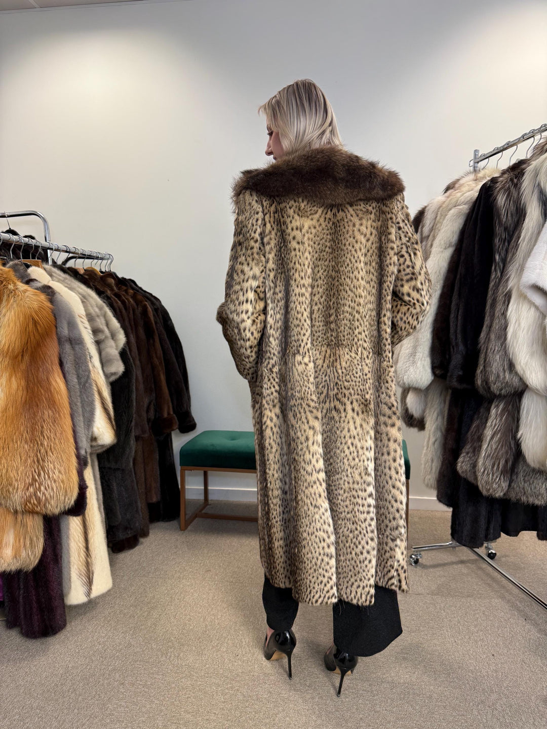 Lynx Fur Coat - Luxurious and Elegant, Medium Size, Real Fur Coat for a Sophisticated Look, Womens Fur Coat, Real Lynx Fur Coat, Vintage Fur