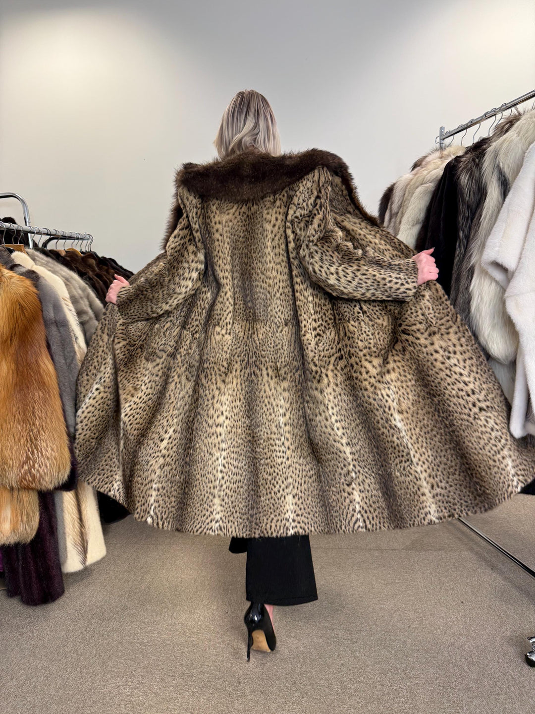 Lynx Fur Coat - Luxurious and Elegant, Medium Size, Real Fur Coat for a Sophisticated Look, Womens Fur Coat, Real Lynx Fur Coat, Vintage Fur