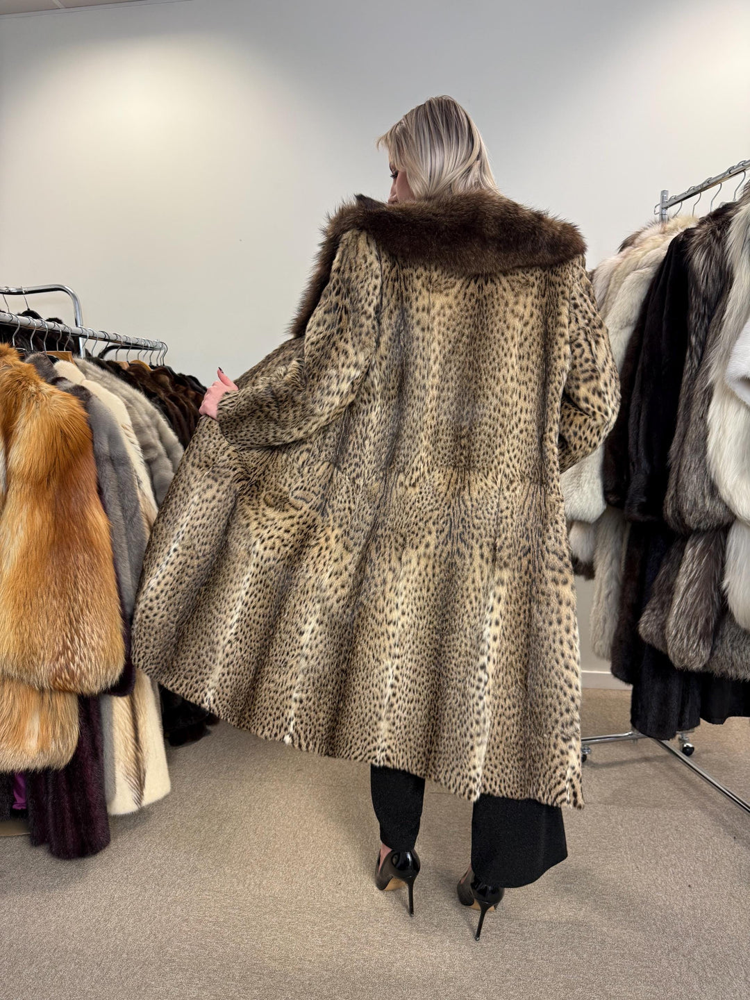 Lynx Fur Coat - Luxurious and Elegant, Medium Size, Real Fur Coat for a Sophisticated Look, Womens Fur Coat, Real Lynx Fur Coat, Vintage Fur