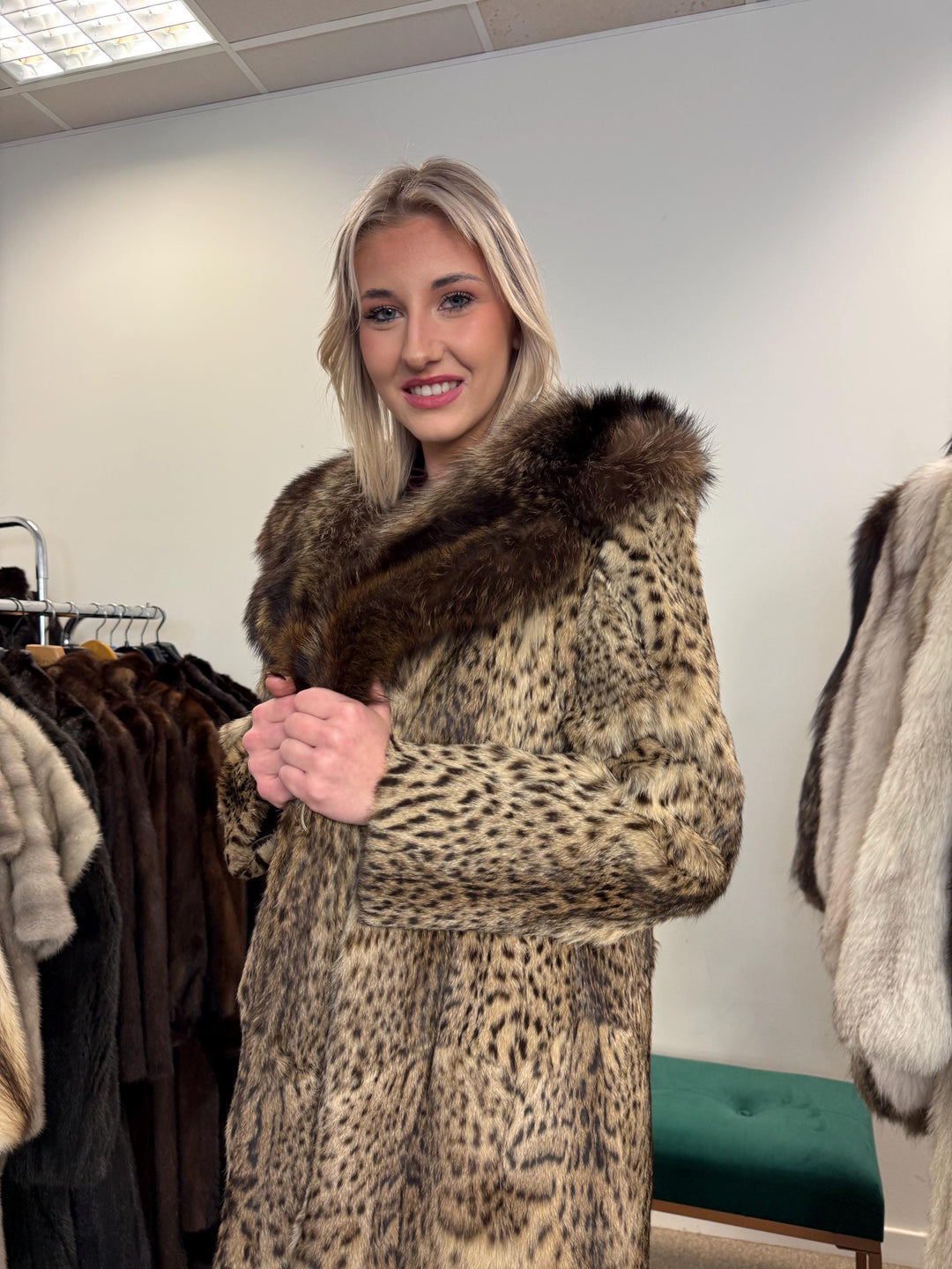 Lynx Fur Coat - Luxurious and Elegant, Medium Size, Real Fur Coat for a Sophisticated Look, Womens Fur Coat, Real Lynx Fur Coat, Vintage Fur